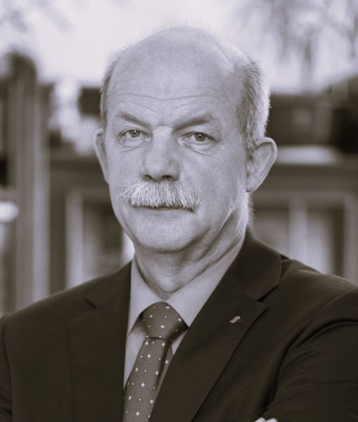 Profesor Pilarczyk zmarł 21 października 2025 roku. Zdjęcie portretowe profesora.