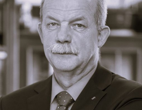 Zdjęcie portretowe profesora.