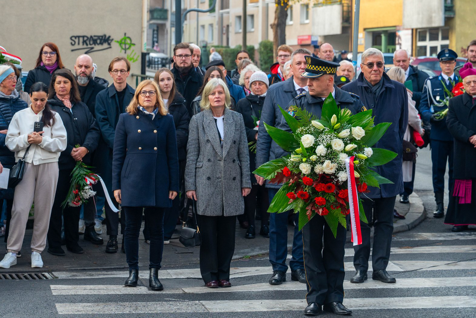 W rocznicę wybuchu powstania węgierskiego hołd oddano przed tablicami upamiętniającymi Pétera Mansfelda i Romka Strzałkowskiego Zdjęcie przedstawia moment składania kwiatów