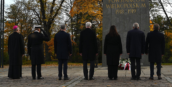 Zdjęcie przedstawia moment składania wiązanki kwiatów