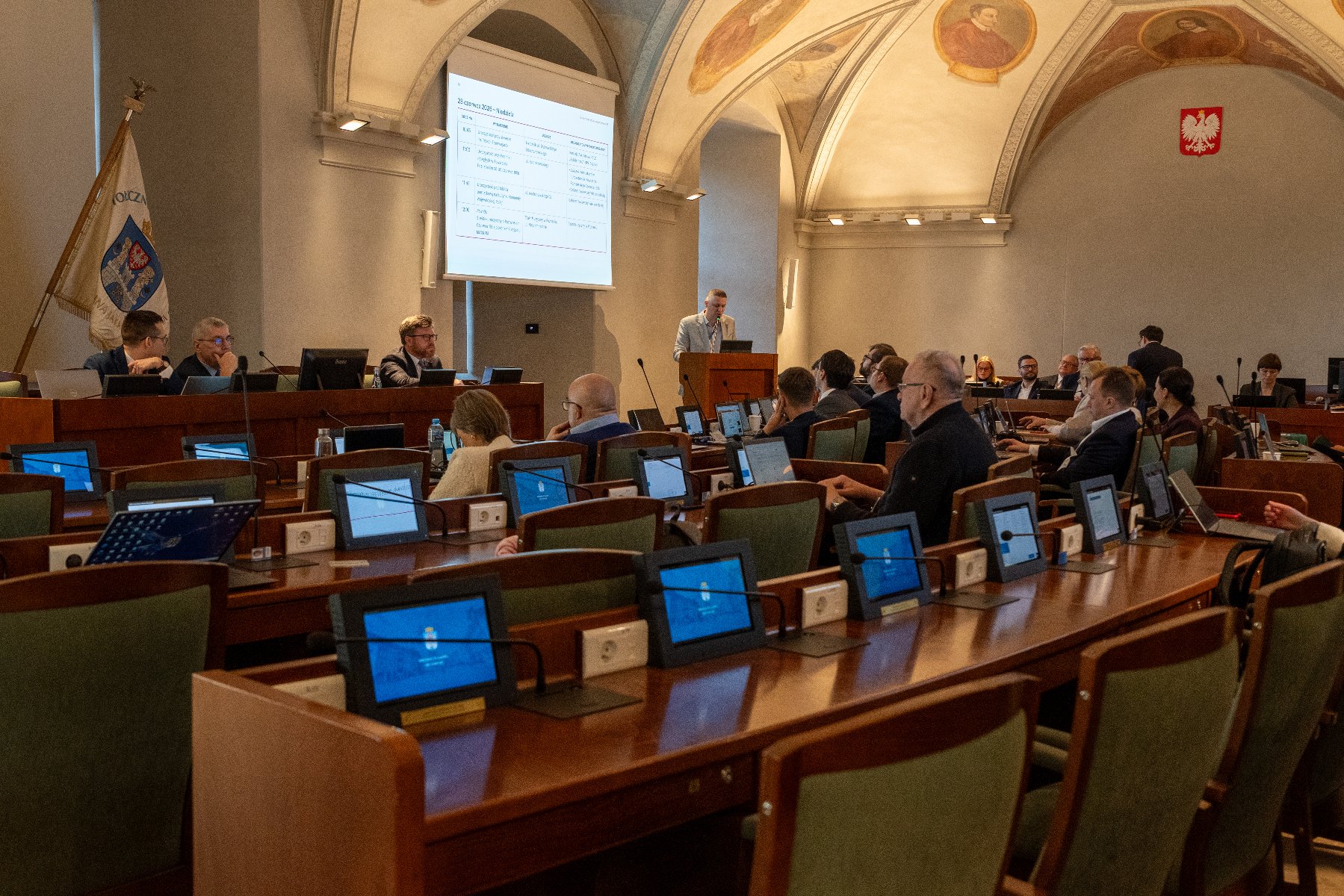 Zdjęcie z sali sesyjnej w trakcie obrad radnych.