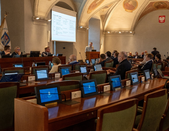 Zdjęcie z sali sesyjnej w trakcie obrad radnych.