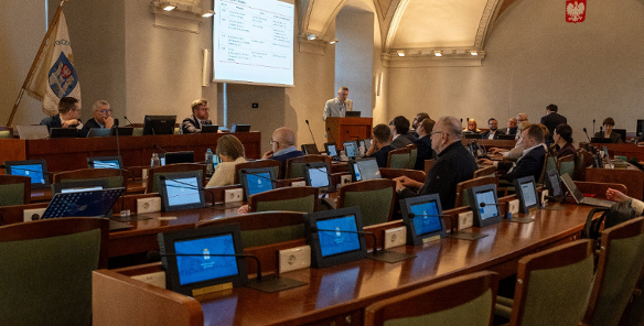 Zdjęcie z sali sesyjnej w trakcie obrad radnych.