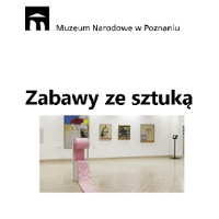 Sala wystaw. Na środku: rolka różowego materiału.