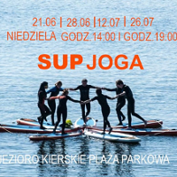 7 osób na 7 deskach trzyma się za ręce tworza krą na jeziorze. Na górze pomarańczowe napisy.