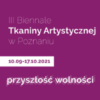 Fioletowy baner z nazwą wydarzenia.