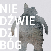Tytuł spektaklu i niedźwiedź z kamienia.