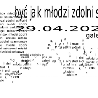 Baner z nazwą kolektywu. W tle rozstrzelone napisy maszynowe.
