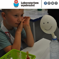 dziecko w laboratorium