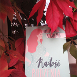 Książka wśród czerwoych lisci.