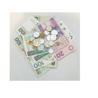 Bilon i banknoty na stole.