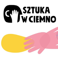 Na ilustracji przedstawiono na białym tle różnokolorowe, uproszczone, przedstawienia uszu, nosa i dłoni. W lewej, górnej części jest napis: SZTUKA W CIEMNO, zaś po prawej stronie umieszczono symbole oznaczające, że wydarzenie jest dostosowane do potrzeb osób z niepełnosprawnościami wzroku i słuchu