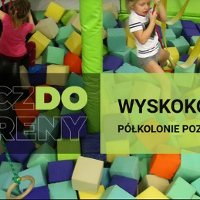 Dzieci bawiące się w kolorowych pluszowych klockach.