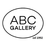Na białym tle czarne logo. W elipsie napis "abc gallery". Poniżej "od 1992".
