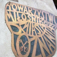Zdjęcei tablicy z nazwą instytucji TMMP.