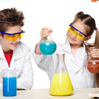 mali chemicy w laboratorium