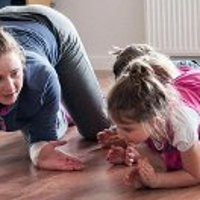 mama i dziecko ćwiczą
