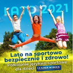 Troje dzieci: chłopiec i 2 dziewczynki w podskoku z rękoma w górze, na tle krzaków i trawy. Na dole napis: "Lato na sportowo bezpiecznie i zdrowo. Półkolonie językowo - sportowe Leader School"