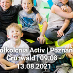 Roześmiane dzieci siedzą na podłodze. jeden leży na materacu.