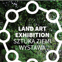 Drzewa w parku. Na górze koło z łańcucha. W srodku napis: Aand Art Exhibition Sztuka Ziemi wystawa.