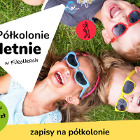 Dzieci w okularach słonecznych leżące na trawie.
