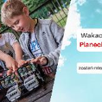Po prawej stronie trójka chłopców z robotem, po prawej na tle nieba, napis informacyjny.