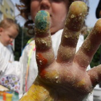 ręka dziecka pomalowana farbą