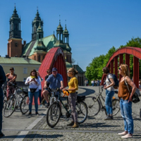 rowerzyści na moście Biskupa Jordana