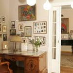 Salon Muzyczny Feliksa Nowowiejskiego: biurki i fotel z epoki, w głebi fortepian