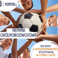 Kilku chłopców ustawionych w kręgu trzyma piłkę nożną."Sportowi Marzyciele. Treningi ogólnorozwojowe dla dzieci z niepełnosprawnością w stopniu lekkim".