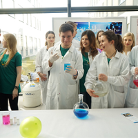 młodzież w laboratorium