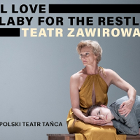 Młodsza kobieta leżąca z głową na kolanach starszej kobiety.