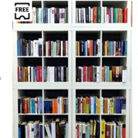 Zdjęcie przedstawia biały regał z książkami. Białe półki kontrastują z kolorowymi grzbietami starannie ułożonych książek.