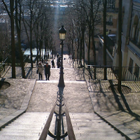 Zdjęcie przedstawiające widok z góry schodów.