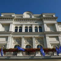 Na zdjęciu fasada Teatru Polskiego w Poznaniu.