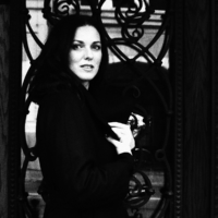 Na czarno-białym zdjęciu postać Eweliny Rajchel.