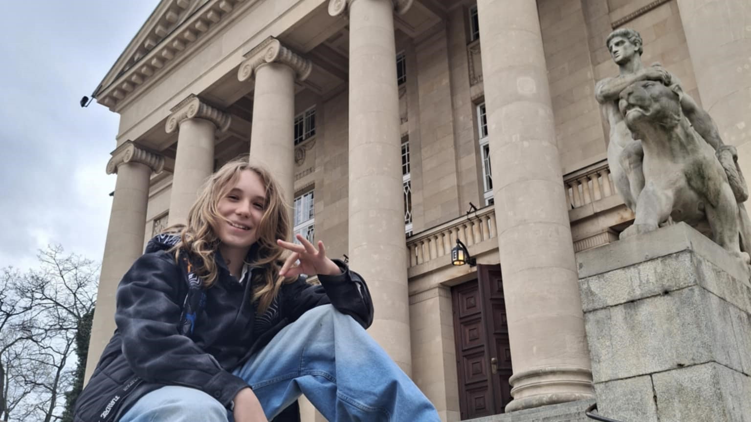 Kubeus to przykład na to, że wiek nie gra roli, gdy ma się w sobie prawdziwą pasję Młody artysta na schodach Teatru Wielkiego w Poznaniu.
