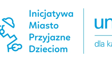 Grafika przedstawia logo Inicjatywy Miasto Przyjazne Dzieciom: na półokręgu rysunek drzew, domów, rowerku. Obok logo UNICEF dla każdego z kulą ziemską, w której odbija się cień dorosłego i dziecka.