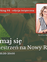 Grafika na #4 networking - edycja świąteczna. Zatrzymaj się. Zrób przestrzeń na Nowy Rok. W tle ludzie rozmawiają. Na grafice jest też zieloma choinka i czerwona kokarda