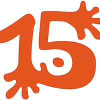Obrazek przedstawia liczbę 15, stylizowaną na podobieństwo loga Wydawnictwa Zakamarki.