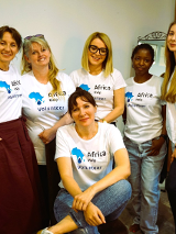 Kilka osób w koszulkach organizacji charytatywnej Africa Help.