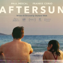 Plakat reklamujący film Aftersun, mężczyzna i dziewczynka siedzą zwróceni przodem do morza, a tyłem do widza.