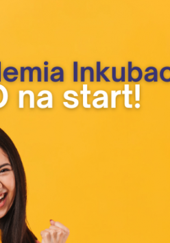 Na żółtym tle zdjęcie usmiechniętej dziewczyny, która podnosi jedną rękę ku górze w geście zwycięstwa, nad nią napis: Akademia Inkubacji - NGO na start!
