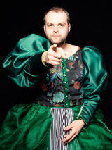 Mężczyzna w sukni.