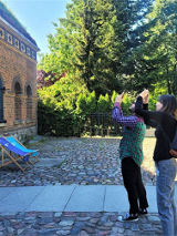 Dwie osoby przed budynkiem Śluzy robią zdjęcie.