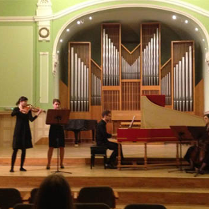 Koncert w auli. Fortepian, organy, skrzypce.