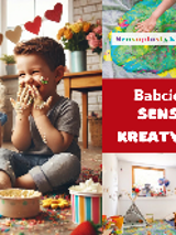 Plakat, który promuje Babciowo-Dziadkową SensoBawialnię Kreatywnego Smyka. Roześmiane dzieci siedzą na podłodze, obok zdjęcia pracowni oraz napisy informujące o wydarzeniu.