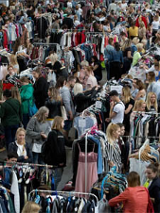 Hala targowa: stoiska i ludzie odwiadzajacy Babi targ