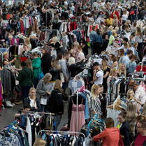 Hala targowa: stoiska i ludzie odwiadzajacy Babi targ