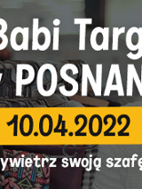 Napis "Babi Targ w POSNANII" oraz data wydarzenia. W tle widoczna kobieta w maseczce i wieszak z ubraniami.